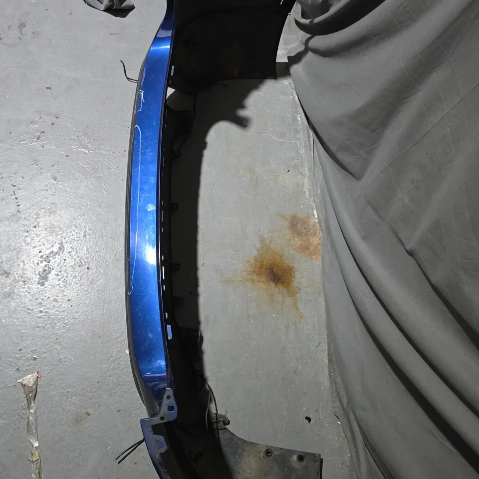 BLUE REAR BUMPER WITH INTEGRATED TAIL LIGHT UNIT .A069048 IA E SAE 14 DOT.