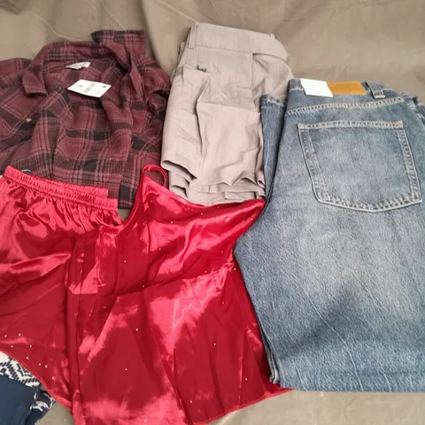 APPROXIMATELY 20 ASSORTED CLOTHING ITEMS IN VARIOUS SIZES AND STYLES TO INCLUDE - SKIRT, SHIRT, JEANS, ETC