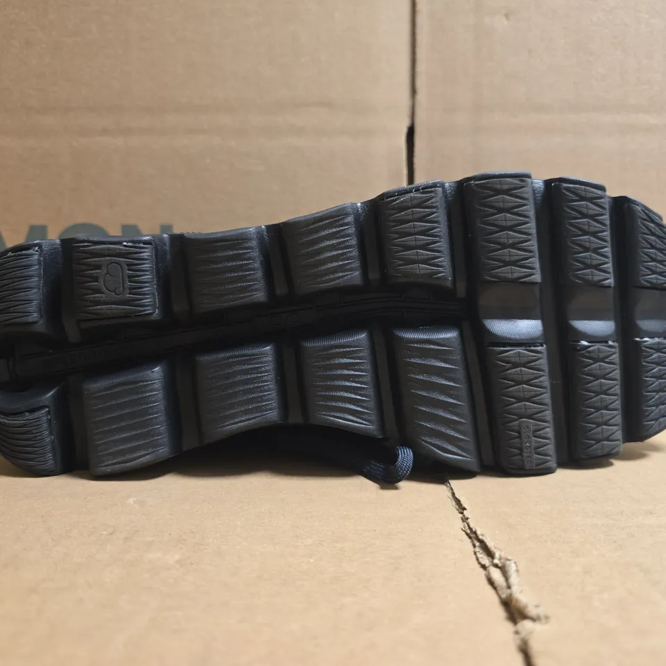 PAIR OF ON CLOUDSWIFT TRAINERS IN BLACK SIZE UK 9