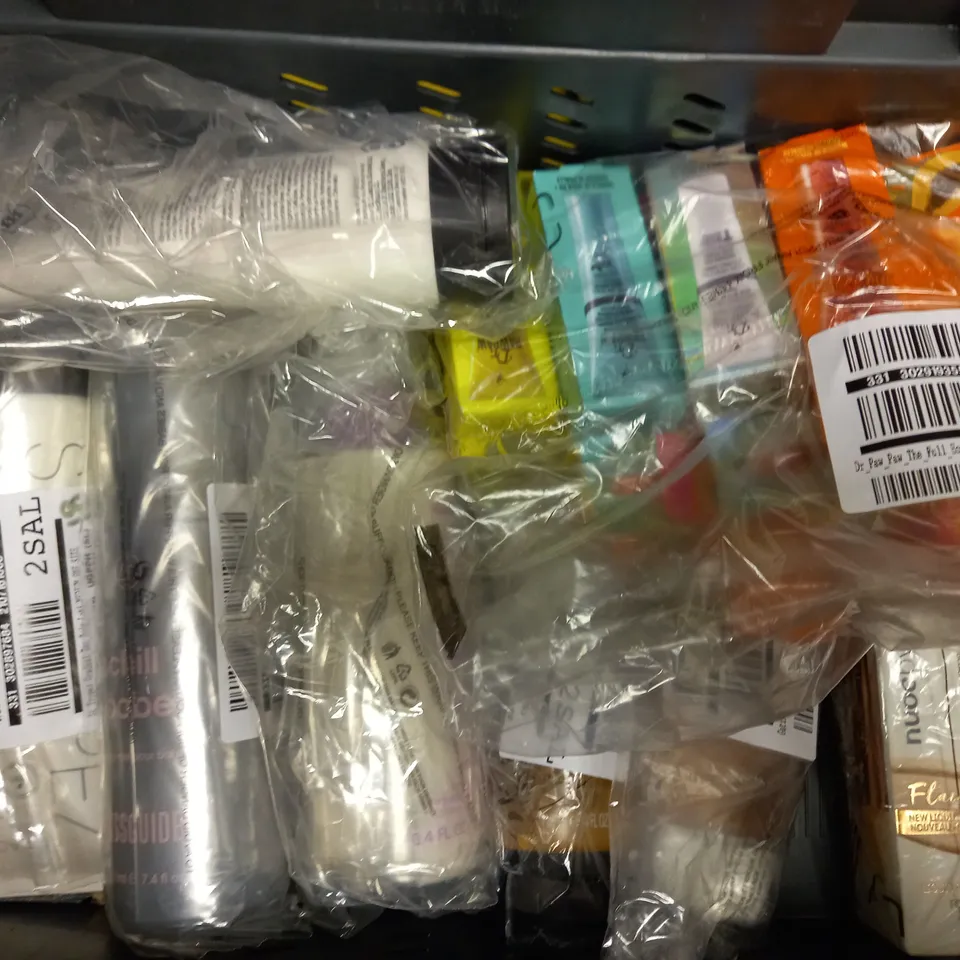 LOT OF APPROXIMATELY 12 ASSORTED HEALTH & BEAUTY ITEMS, TO INCLUDE YVES SAINT LAURENT, ST TROPEZ, PHILIP KINGSLEY, ETC RRP £241