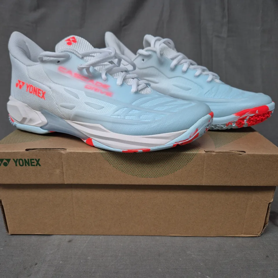 BOXED PAIR OF YONEX POWER CUSHION CASCADE DRIVE SHOES IN WHITE/WATER BLUE UK SIZE 7.5