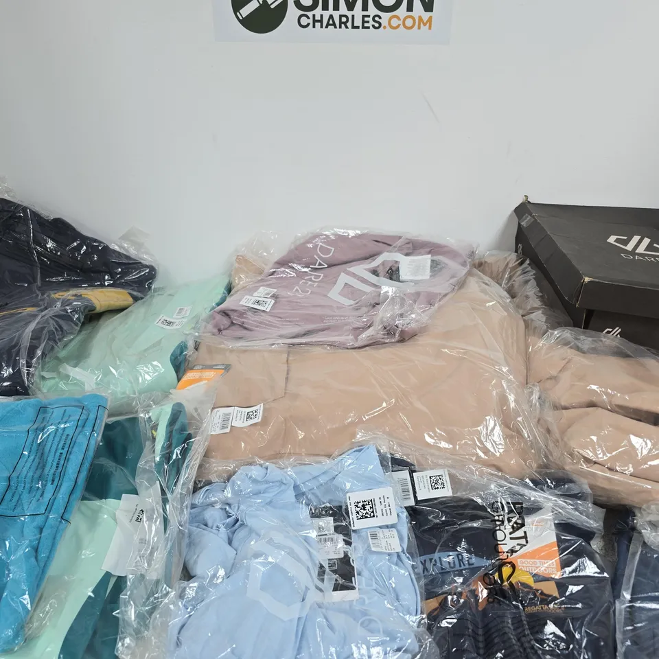 APPROXIMATELY 30 ASSORTED BRAND NEW REGATTA CLOTHING ITEMS IN VARIOUS SIZES, STYLES & COLOURS