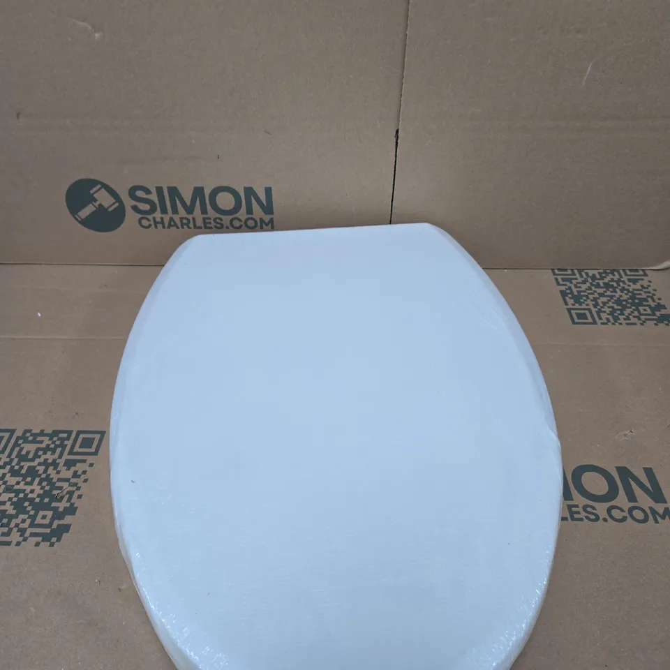 WHITE TOILET SEAT WITH FITTINGS – ONE-CLICK INSTALLATION