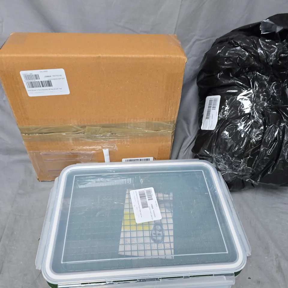 APPROXIMATELY 8 ASSORTED ITEMS TO INCLUDE GIFT BAG SET, ROAST 7 BAKE STORE PAN, HALF ZIP LOUNGER, ETC