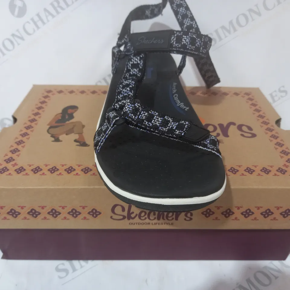 BOXED PAIR OF SKECHERS OPEN TOE STRAPPY SANDALS SIZE 7