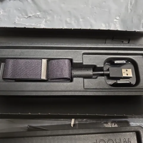 WHOOP 4.0 FITNESS TRACKER BAND WITH USB CHARGER 