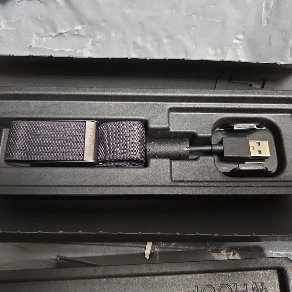 WHOOP 4.0 FITNESS TRACKER BAND WITH USB CHARGER 