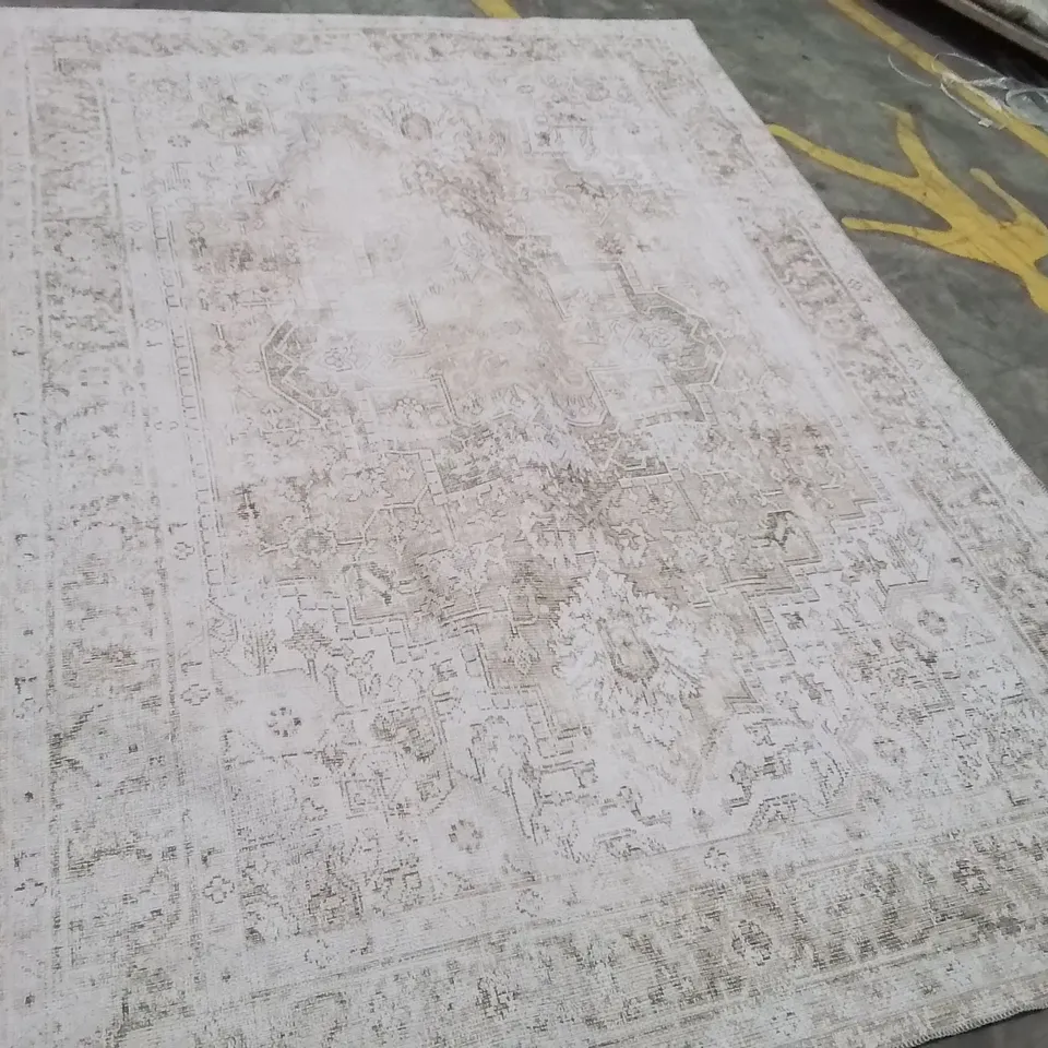 QUALITY DESIGNER AREA RUG APPROXIMATELY 290X200CM