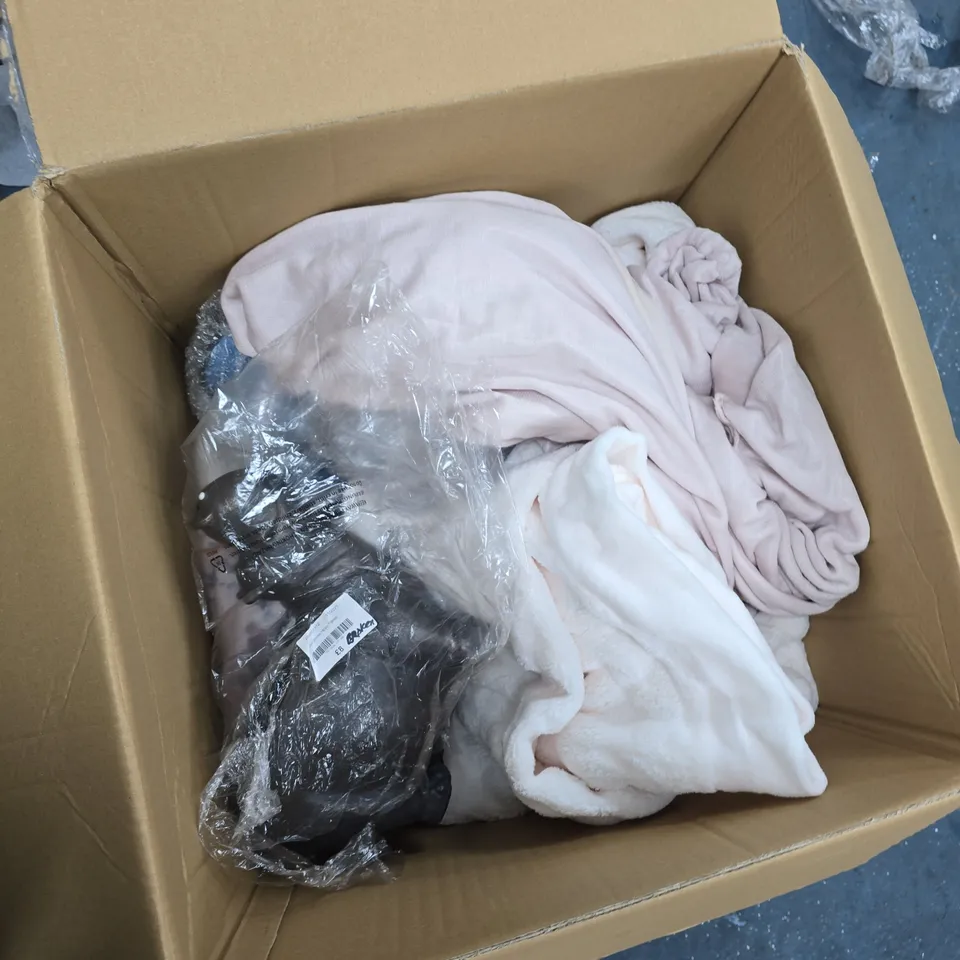 BOX OF APPROXIMATELY 15 HOUSEHOLD ITEMS INCLUDING: LANTERN CANDLE HOLDERS, FLORAL BEDDING AND VELVET LIKE THROW