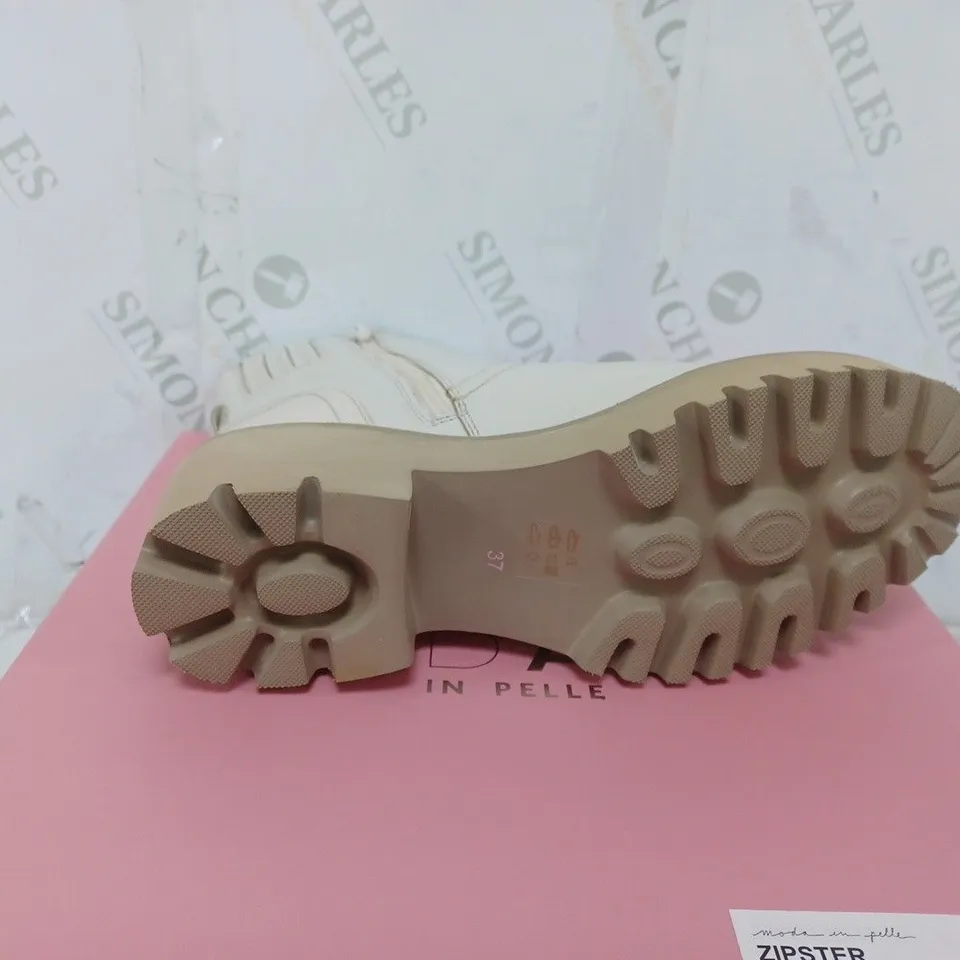 BOXED PAIR OF MODA IN PELLE ZIPSTER LEATHER BOOTS IN OFF WHITE SIZE 4