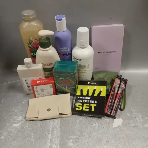 APPROXIMATELY 20 ASSORTED COSMETIC ITEMS TO INCLUDE - ESTRID RAZER - MILKSHAKE SILVER SHINE SHAMPOO - AVEENO MOISTURISING CREAM - ETC