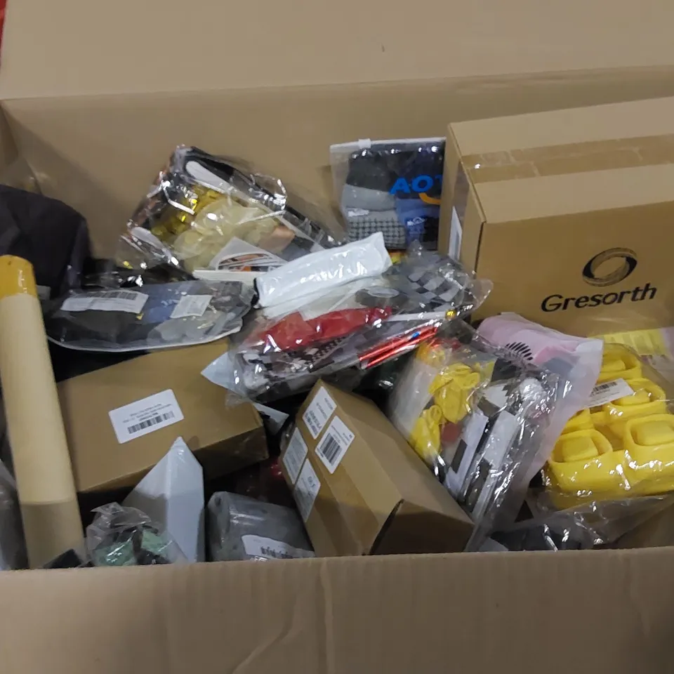 PALLET TO CONTAIN ASSORTED HOUSEHOLD ITEMS AND CONSUMER PRODUCTS. INCLUDING CRAFT ITEMS, PET FUR REMOVERS, TOYS, LUNCH BOXES ETC