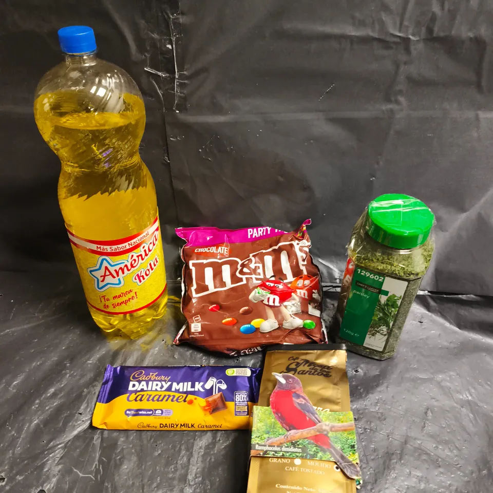 APPROXIMATELY 10 ASSORTED FOOD/DRINK PRODUCTS TO INCLUDE M&MS, PARSLEY, DAIRY MILK ETC