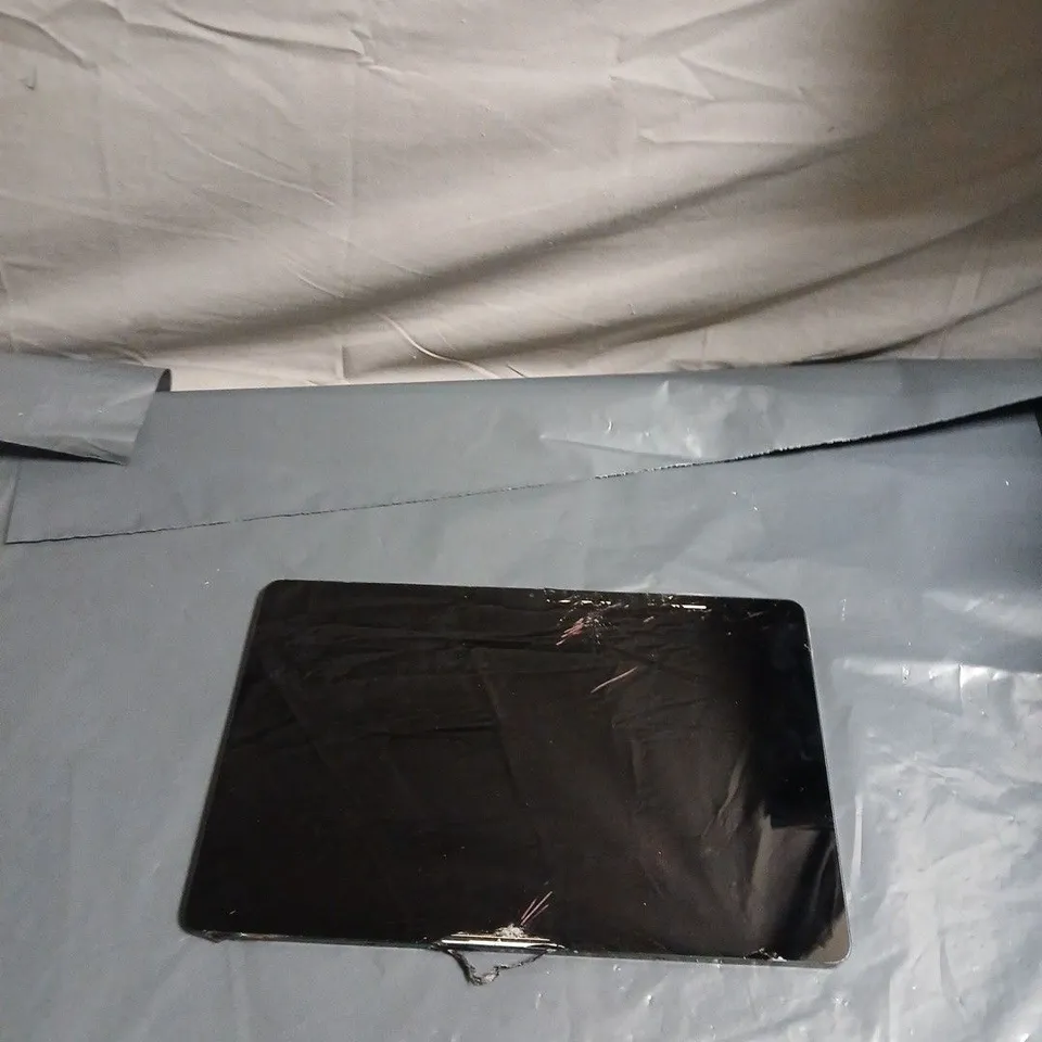 SAMSUNG TABLET WITH AKG BRANDING – SILVER, CRACKED SCREEN 