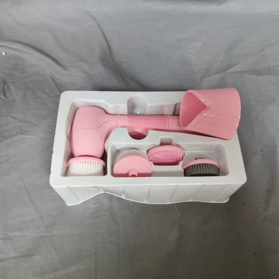 BLUSHLY CLEANSING & EXFOLIATING FACE BRUSH