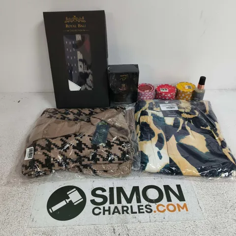 APPROXIMATELY 25 ASSORTED ITEMS TO INCLUDE GROW GORGEOUS DEFENCE, ANAMOR PRINTED TROUSERS, SARAH JESSICA PARKER STASH UP, ETC - COLLECTION ONLY