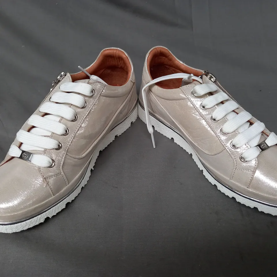 BOXED PAIR OF MODA IN PELLE AIELA TRAINERS IN ROSE GOLD SIZE 7