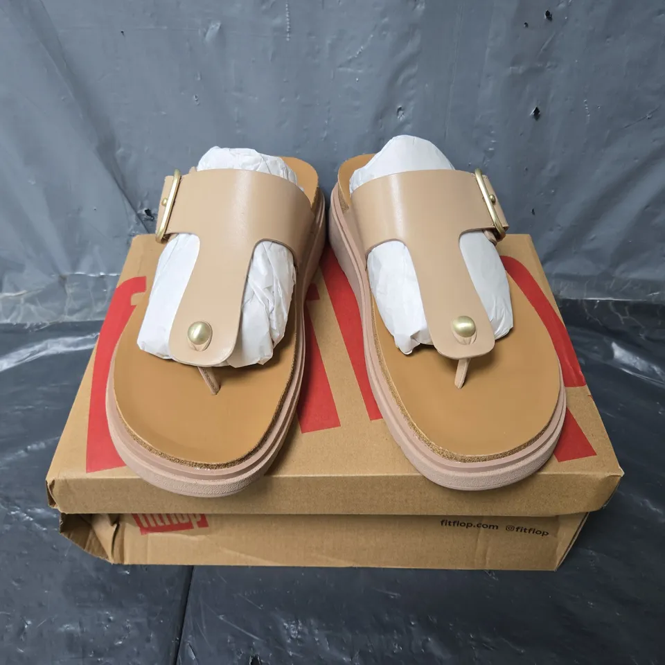 BOXED PAIR OF FITFLOP GEN-FF BUCKLE LEATHER TOE-POST SANDALS IN CLASSIC BEIGE - UK 6.5