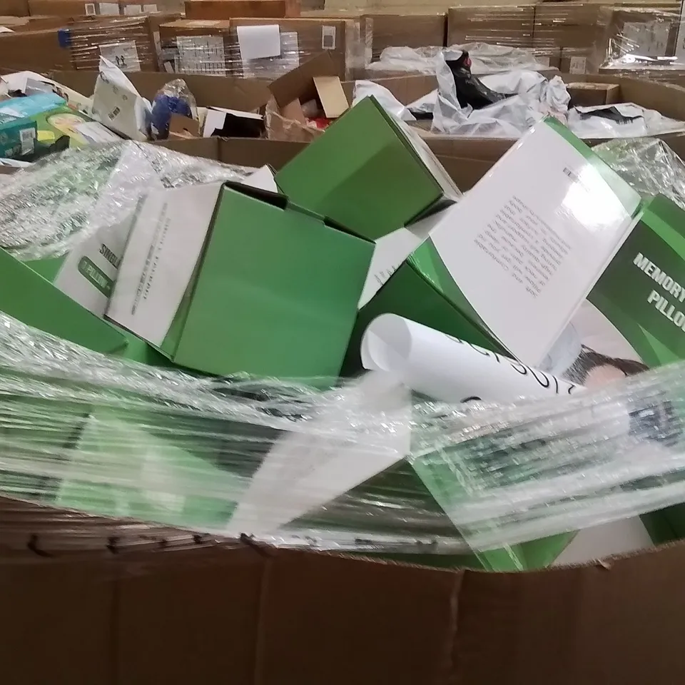 PALLET CONTAINING A LARGE QUANTITY OF PILLOWS