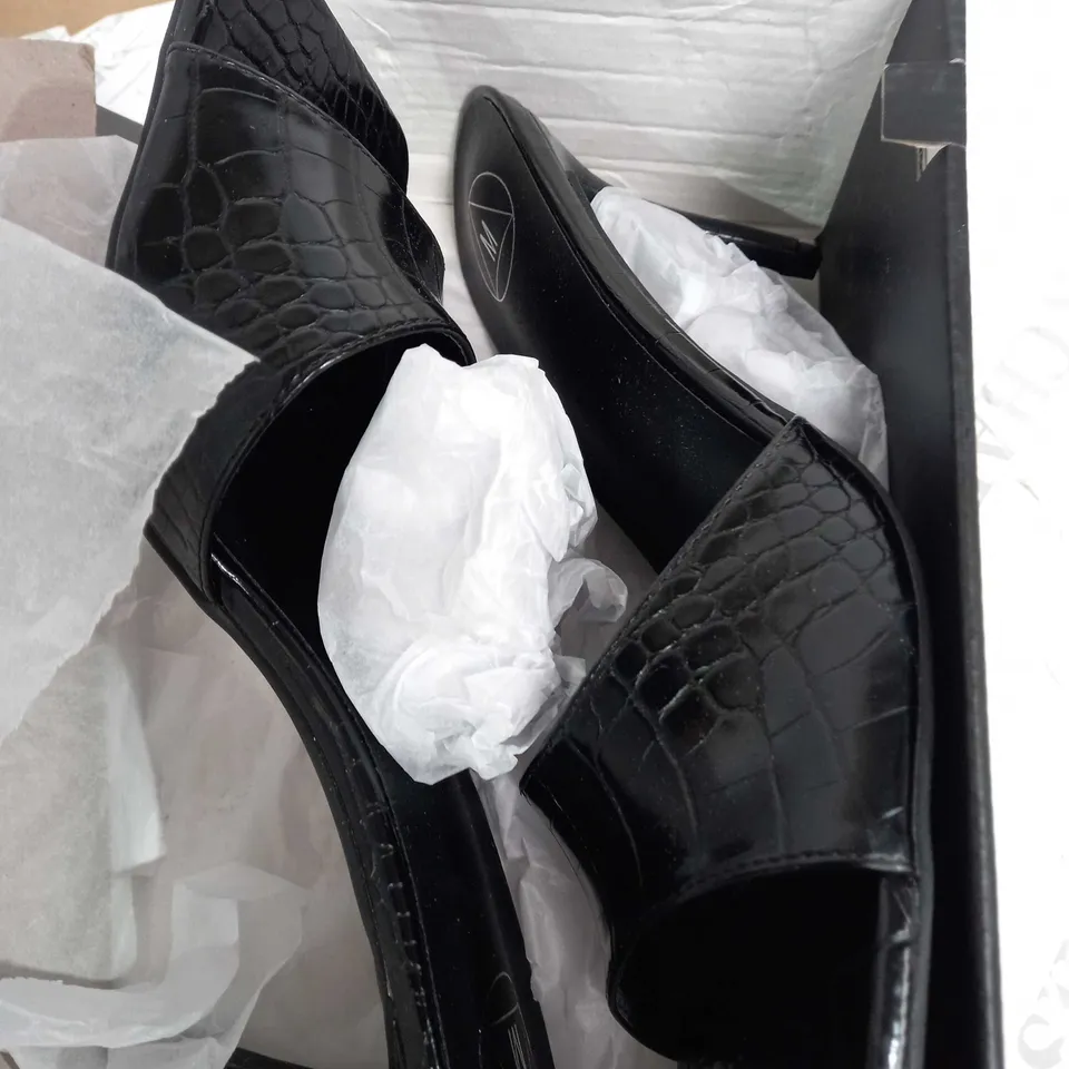 BOXED MISSGUIDED SQUARE TOE LOW HEEL TEXTUREED SHOES, BLACK - SIZE 7