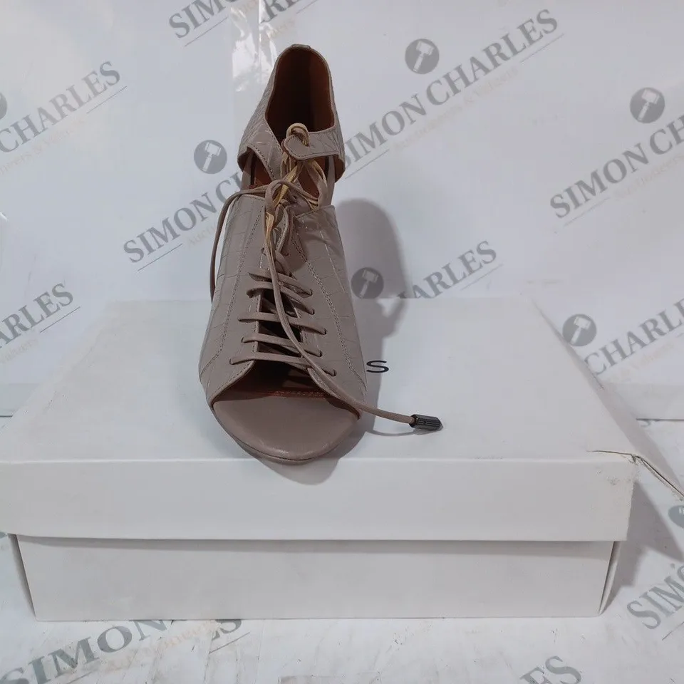 BOXED PAIR OF REISS MILA PEEPTO SHOES IN TRUFFLE CROC SIZE 5