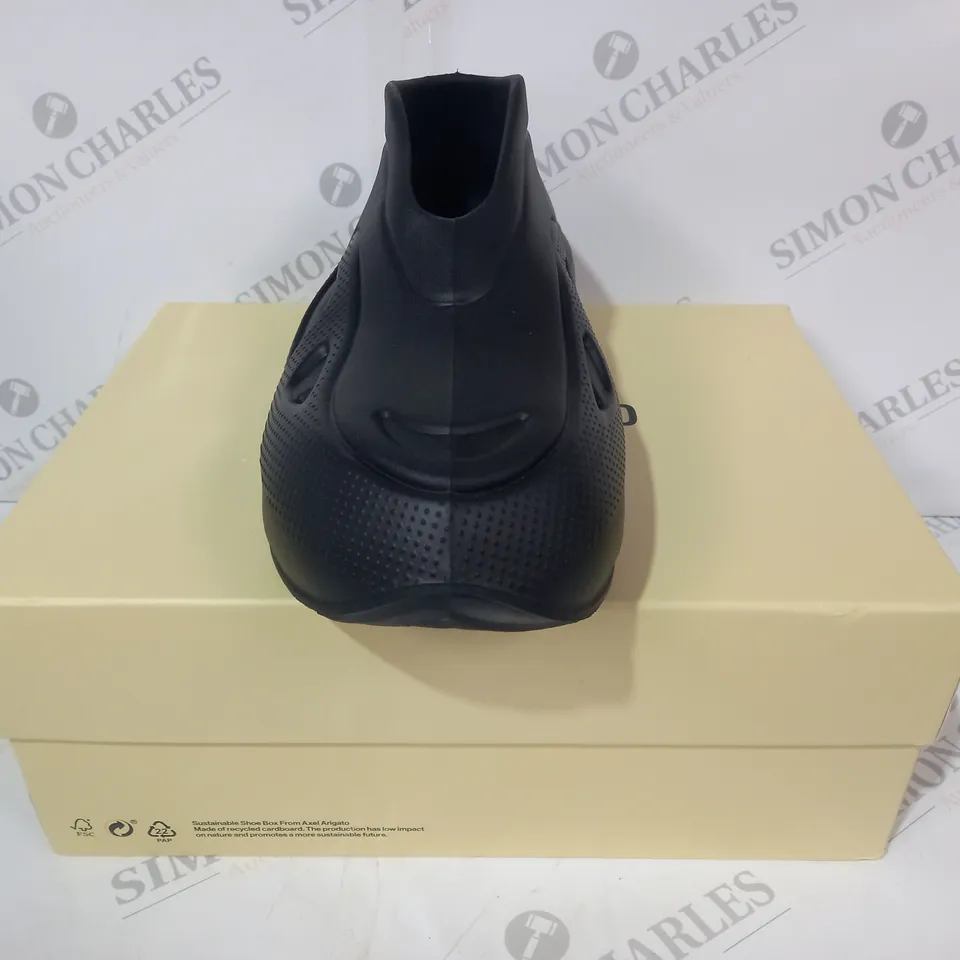 BOXED PAIR OF AXEL ARIGATO SLIP-ON SHOES IN BLACK EU SIZE 45
