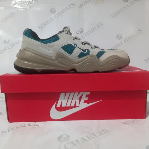 BOXED PAIR OF NIKE SHOES IN BEIGE/TEAL UK SIZE 9
