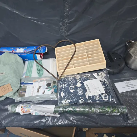BOX OF APPROXIMATELY 15 ASSORTED HOUSEHOLD ITEMS TO INCLUDE - TOWER FAN LIGHT, TUBE BENDER, AND QUILTED TRANSPORT BLANKET ETC. 