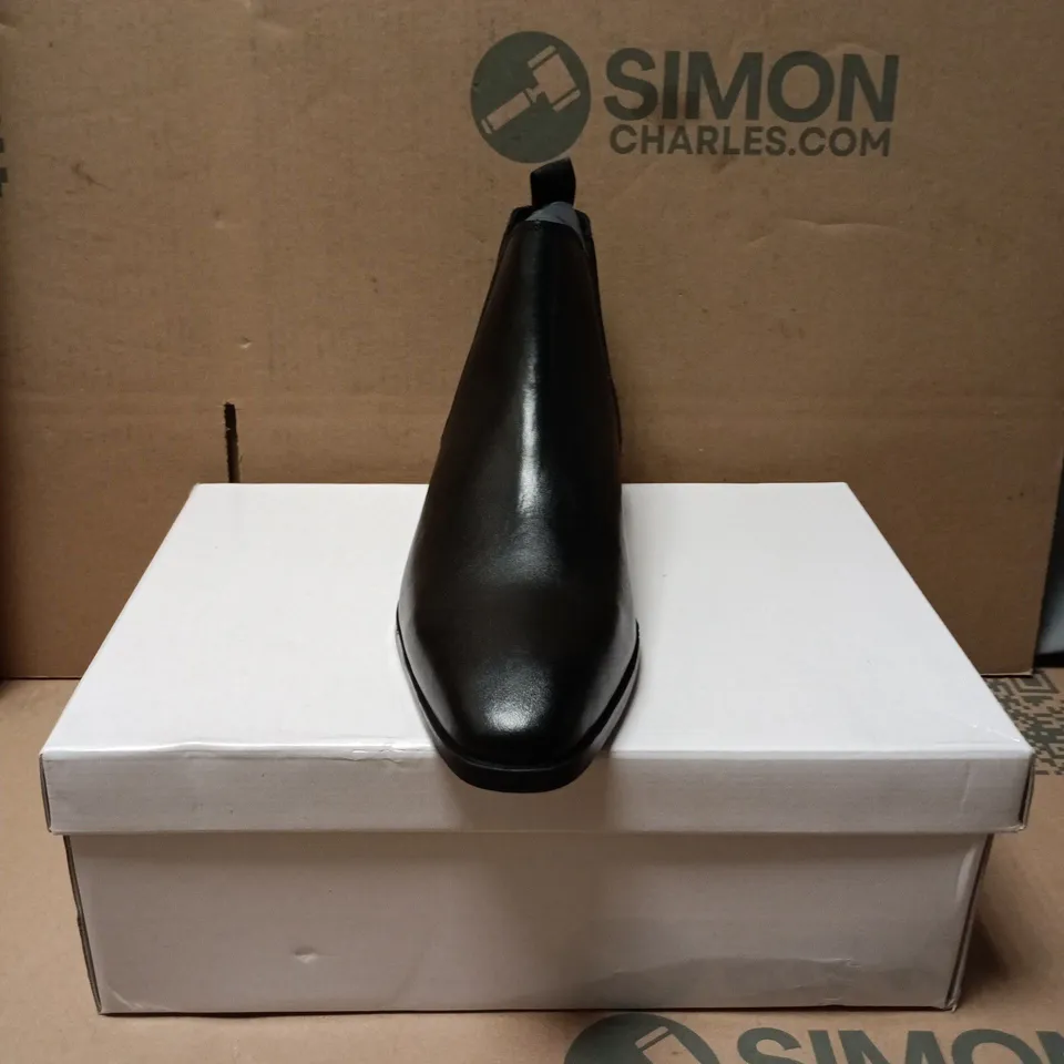 KURT GEIGER MEN'S BLACK LEATHER CHELSEA BOOTS – UK 7.5 (EU 41)