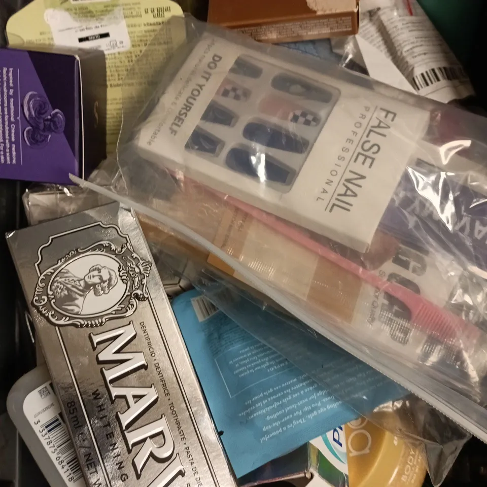 APPROXIMATELY 20 ASSORTED HEALTH & BEAUTY PRODUCTS TO INCLUDE ARM & HAMMER TOOTHPASTE, SQUATCH DEODORANT, ELF SETTING SPRAY ETC