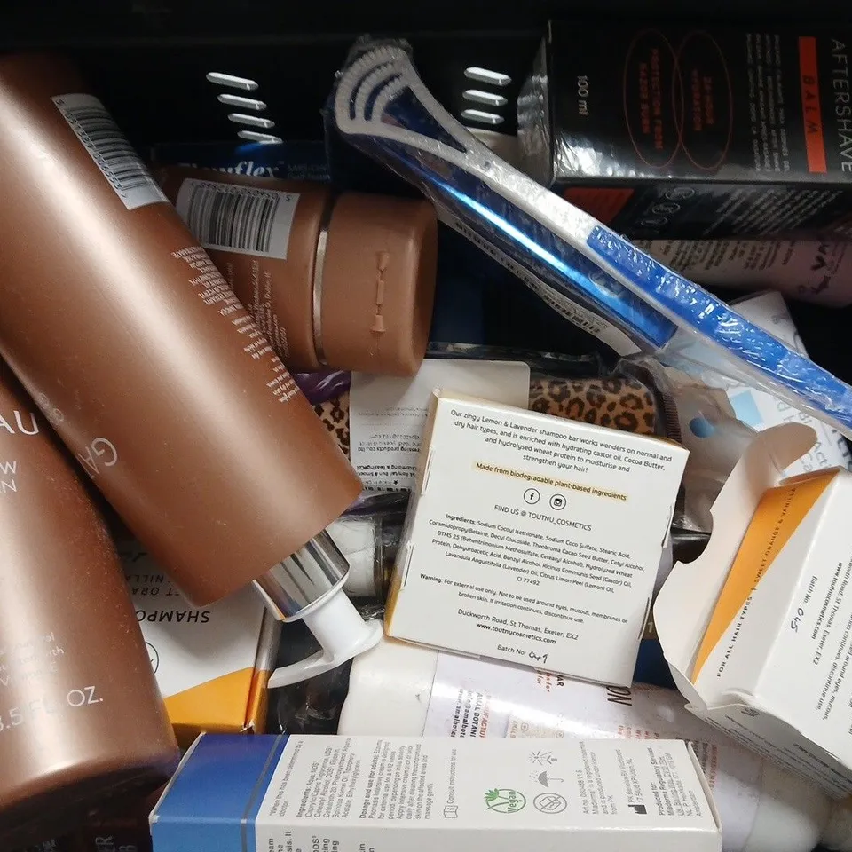APPROXIMATELY 12 ASSORTED COSMETIC ITEMS INCLUDING VARIOUS MAKES AND BRANDS - COLLECTION ONLY