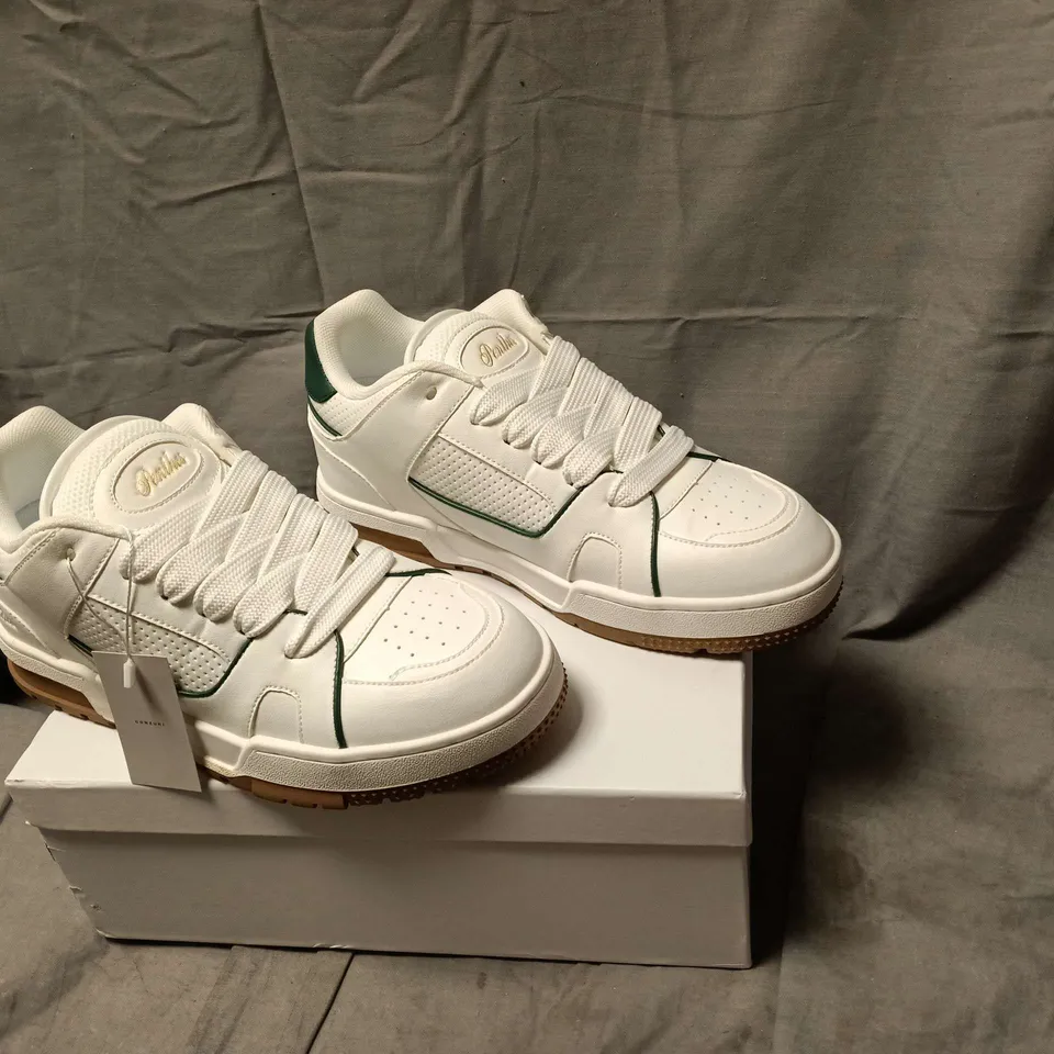 PENTHOS WHITE SNEAKERS WITH GREEN TRIM – UK 8