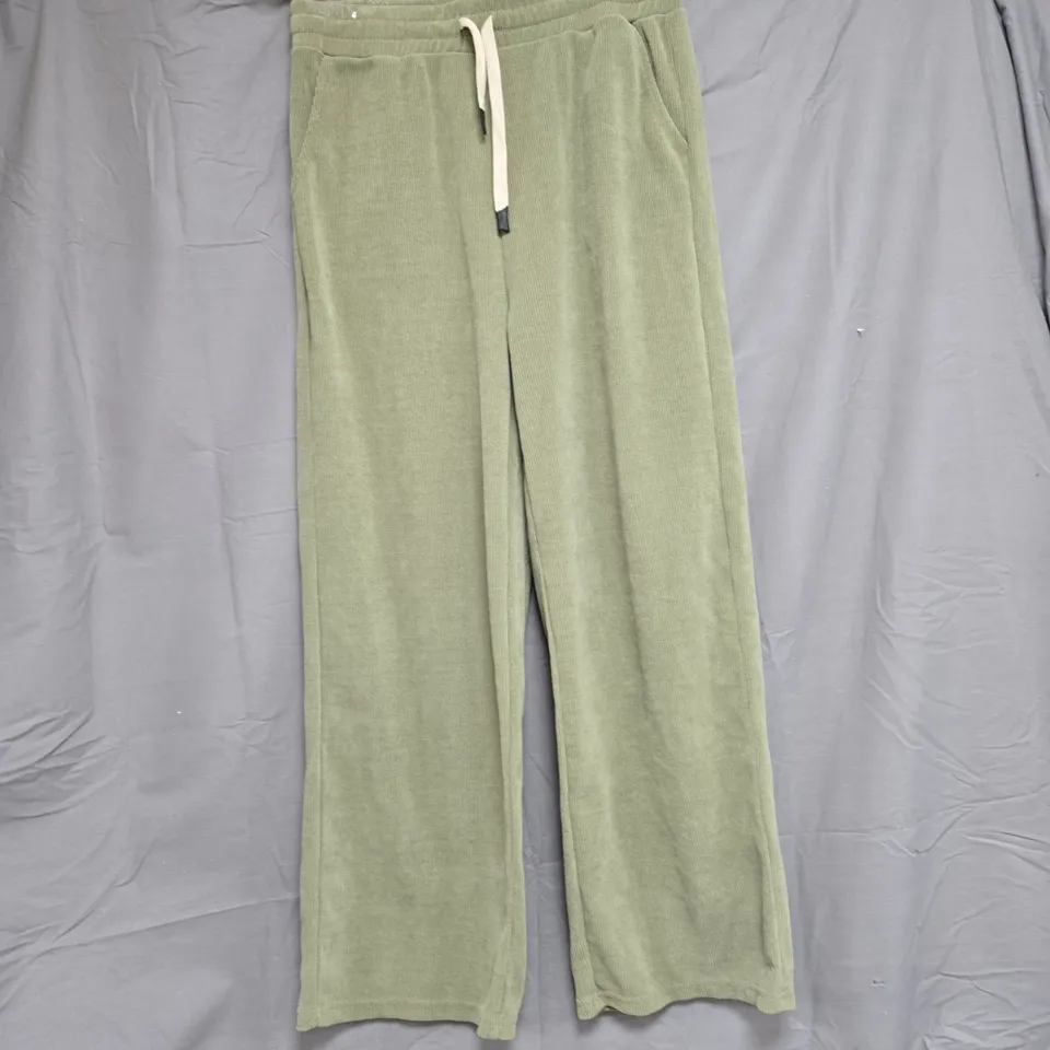 BOX OF APPROXIMATELY 15 ASSORTED ITEMS TO INCLUDE: GREEN VEST AND GREEN JOGGING BOTTOMS