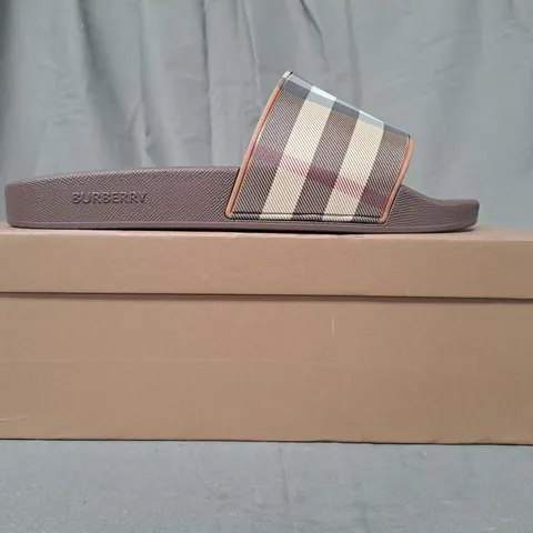 BOXED PAIR OF BURBERRY SLIDERS IN BROWN EU SIZE 42