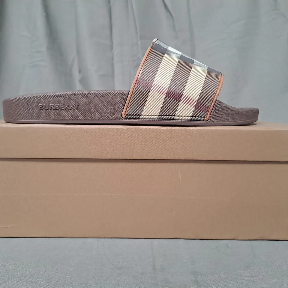 BOXED PAIR OF BURBERRY SLIDERS IN BROWN EU SIZE 42