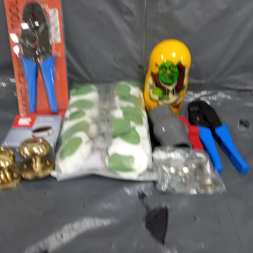 BOX OF ASSORTED HOUSEHOLD ITEMS TO INCLUDE CLIPPER TOOLS, DOOR HANDLES AND LINE SPOOL