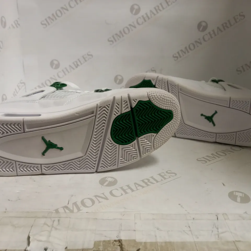 TRAINERS IN THE DESIGN OF AIR JORDAN 4 RETRO WHITE/GREEN - UK SIZE 9