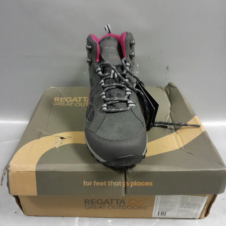 BOXED PAIR OF REGATTA WOMENS CLYDEBANK WATERPROOF WALKING SHOES - 6