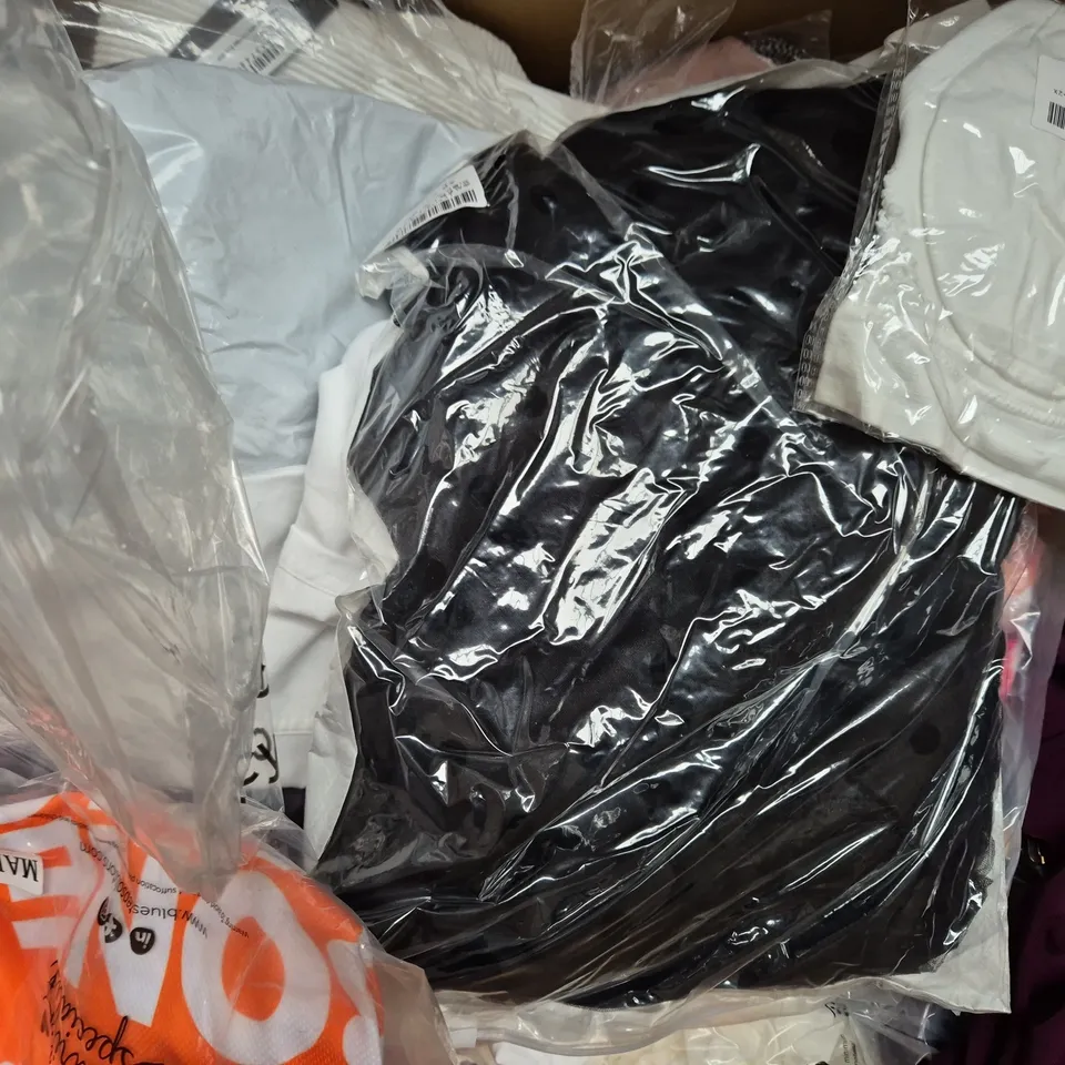 BOX OF APPROXIMATELY 20 ASSORTED CLOTHING AND FASHION ITEMS IN VARIOUS STYLES, SIZES, AND COLOURS - COLLECTION ONLY