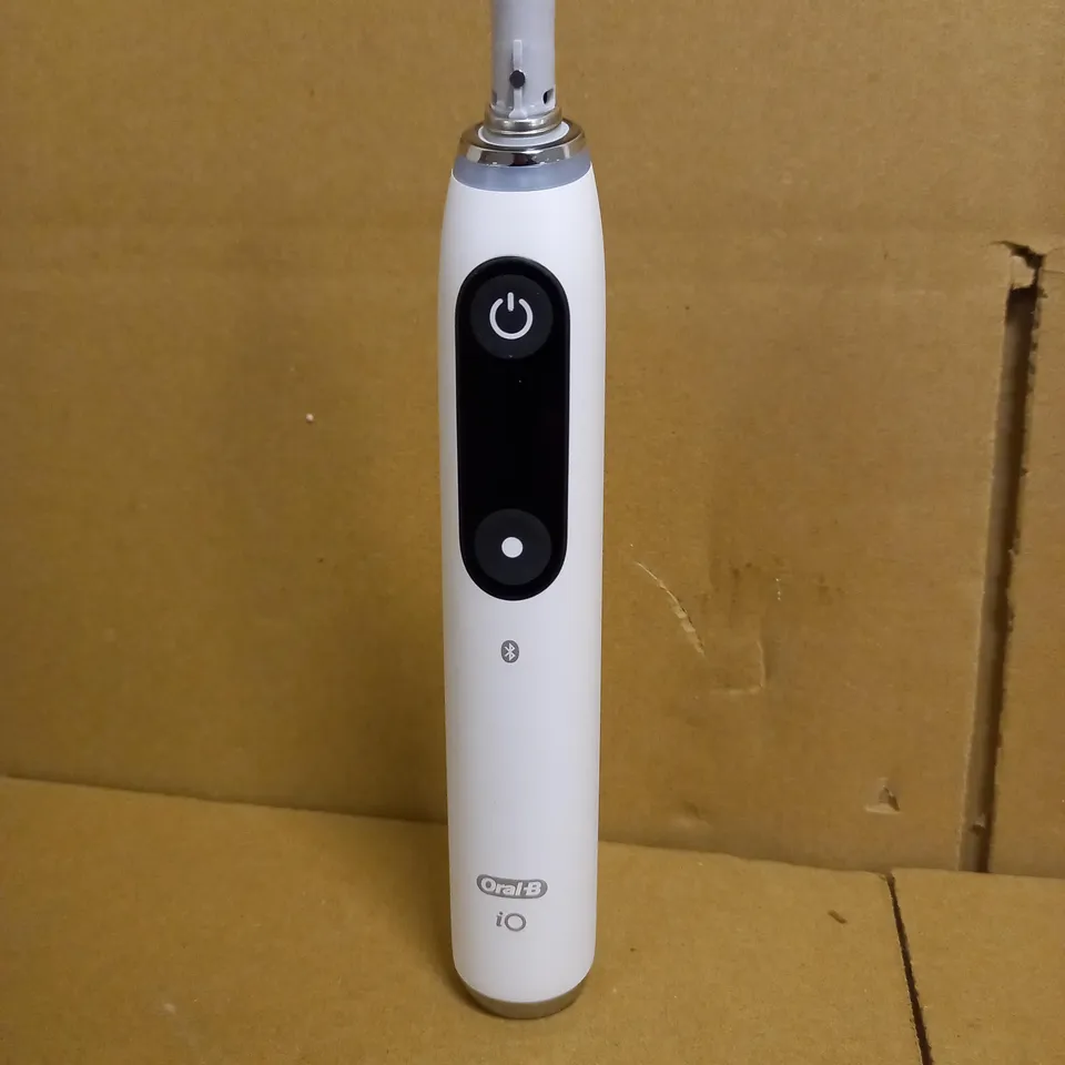 ORAL-B IO9 WHITE ULTIMATE CLEAN ELECTRIC TOOTHBRUSH