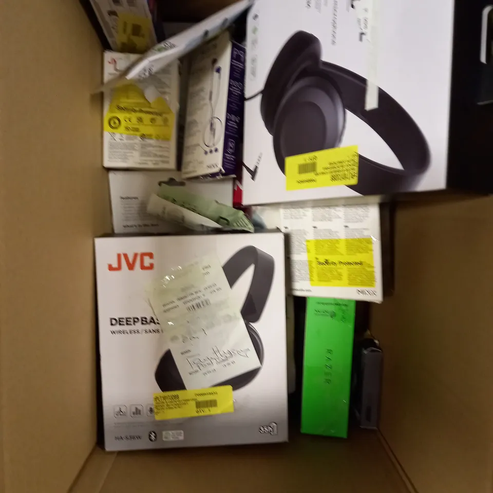 APPROXIMATELY 20 ASSORTED ELECTRICAL PRODUCTS TO INCLUDE DVD PLAYER, HEADPHONES, POWER BANK ETC 