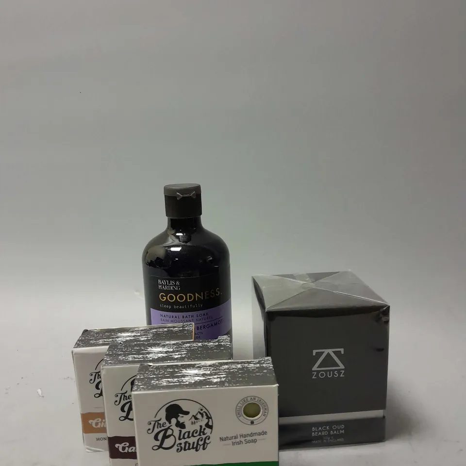 APPROXIMATELY 20 ASSORTED HEALTH & BEAUTY ITEMS TO INCLUDE THE BLACK STUFF NAURAL SOAP (135G), BAYLIS & HARDING LAVANDER & BERGAMOT BATH SOAK (500ML), ZOUSZ BEARD BALM (50G), ETC