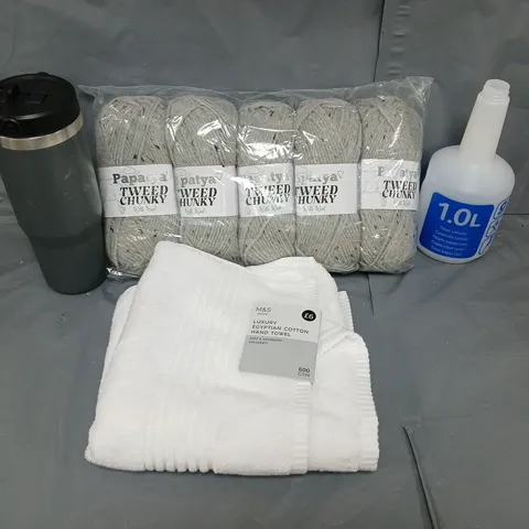 APPROXIMATELY 22 ASSORTED HOUSEHOLD ITEMS TO INCLUDE HAND TOWEL, TWEED CHUNKY, STEEL TUMBLER, ETC