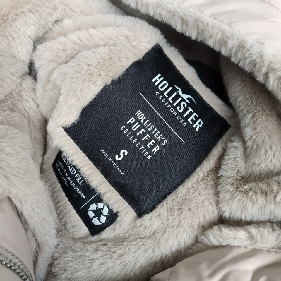 HOLLISTER PUFFER JACKET – SIZE S – BEIGE