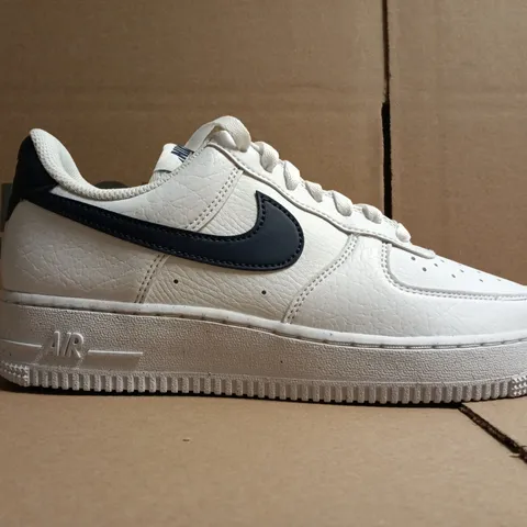 PAIR OF NIKE AIR FORCE 1 TRAINERS IN WHITE/NAVY SIZE UK 5