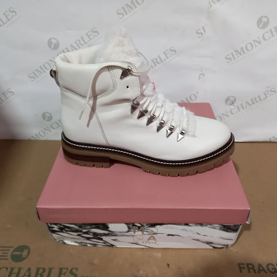 BOXED PAIR OF MODA IN PELLE BOOTS- SIZE 41