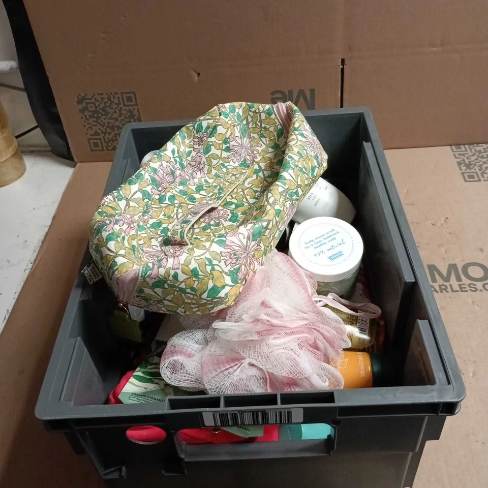 TOTE OF APPROXIMATELY 20 ASSORTED COSMETIC ITEMS TO INCLUDE THE BODY SHOP, THE RITUAL OF SAKURA, SIXWAYS, ARGAN OIL OF MOROCCO ETC