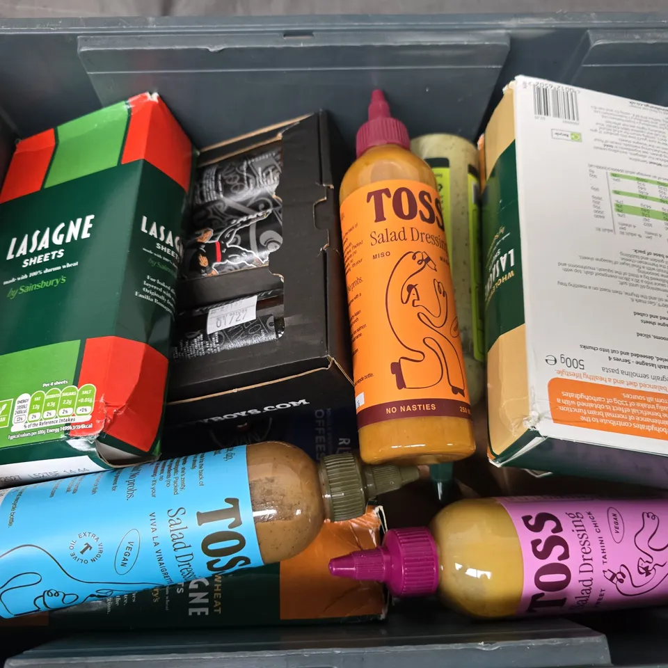 APPROXIMATELY 8 ASSORTED FOOD & DRINK ITEMS TO INCLUDE SALAD DRESSING, LASAGNA SHEETS, M&S TOFFEES, ETC - COLLECTION ONLY