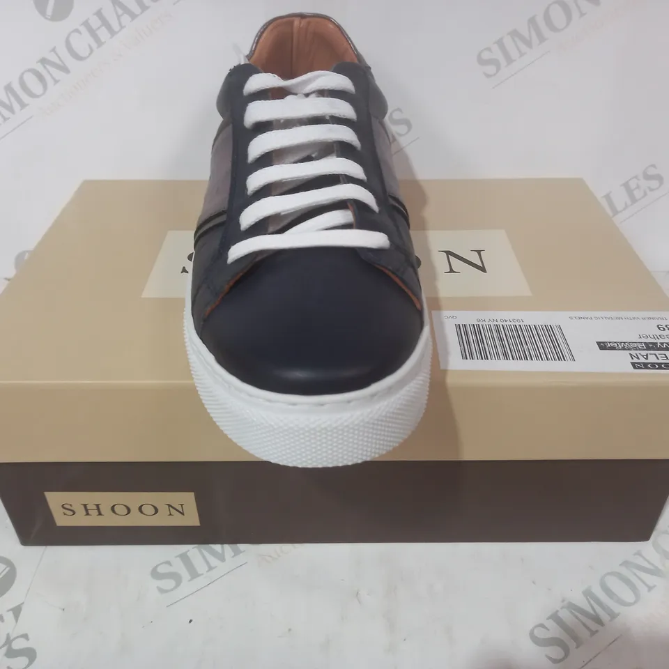 BOXED PAIR OF SHOON LACE UP TRAINERS IN NAVY/METALLIC PEWTER SIZE 6