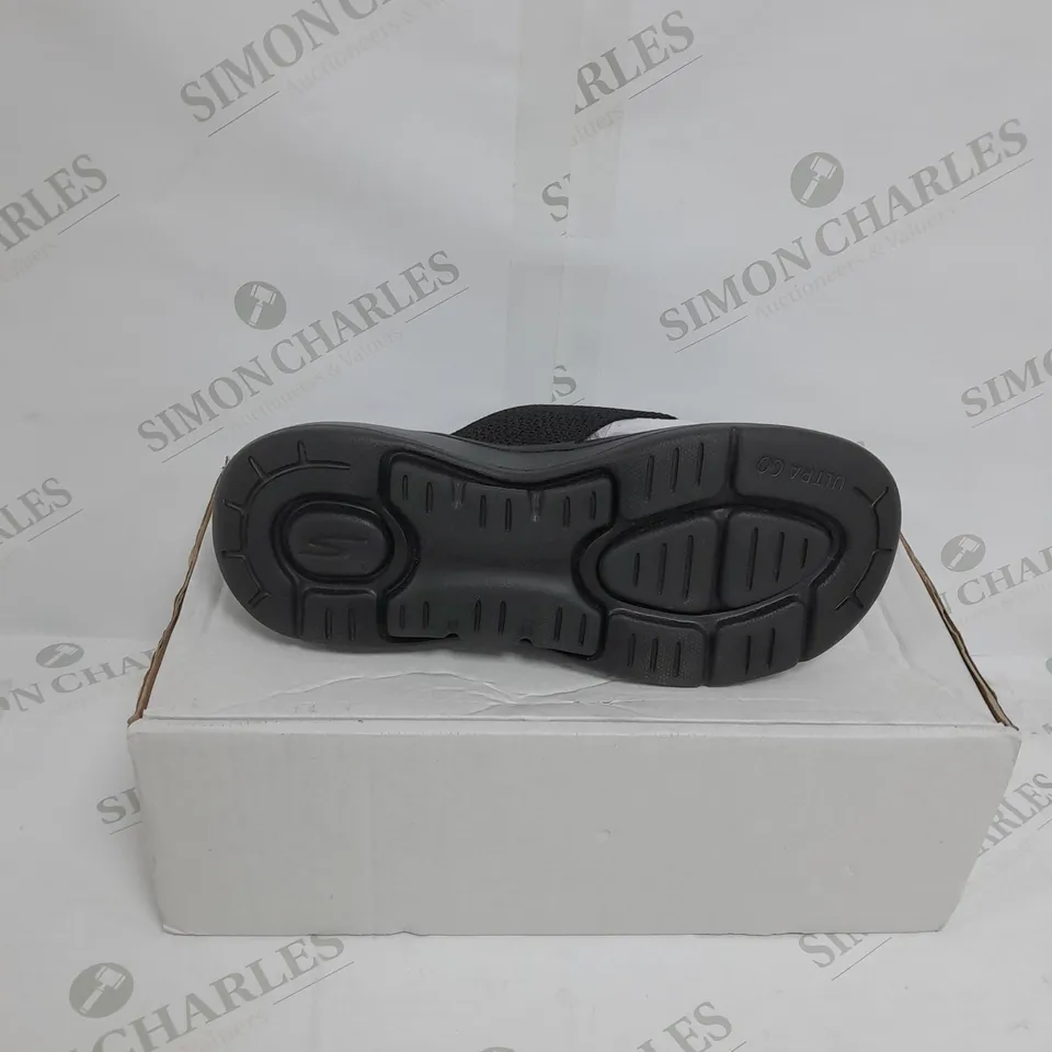 BOXED PAIR OF SKETCHERS ARCHFIT SANDAL SIZE 7 IN BLACK 